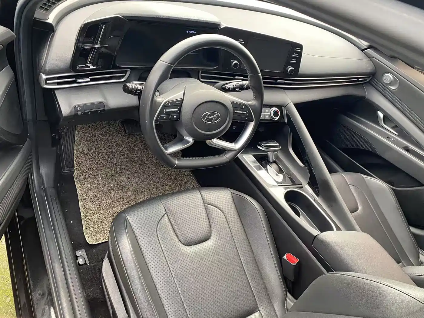 Photo 11 - Hyundai Elantra