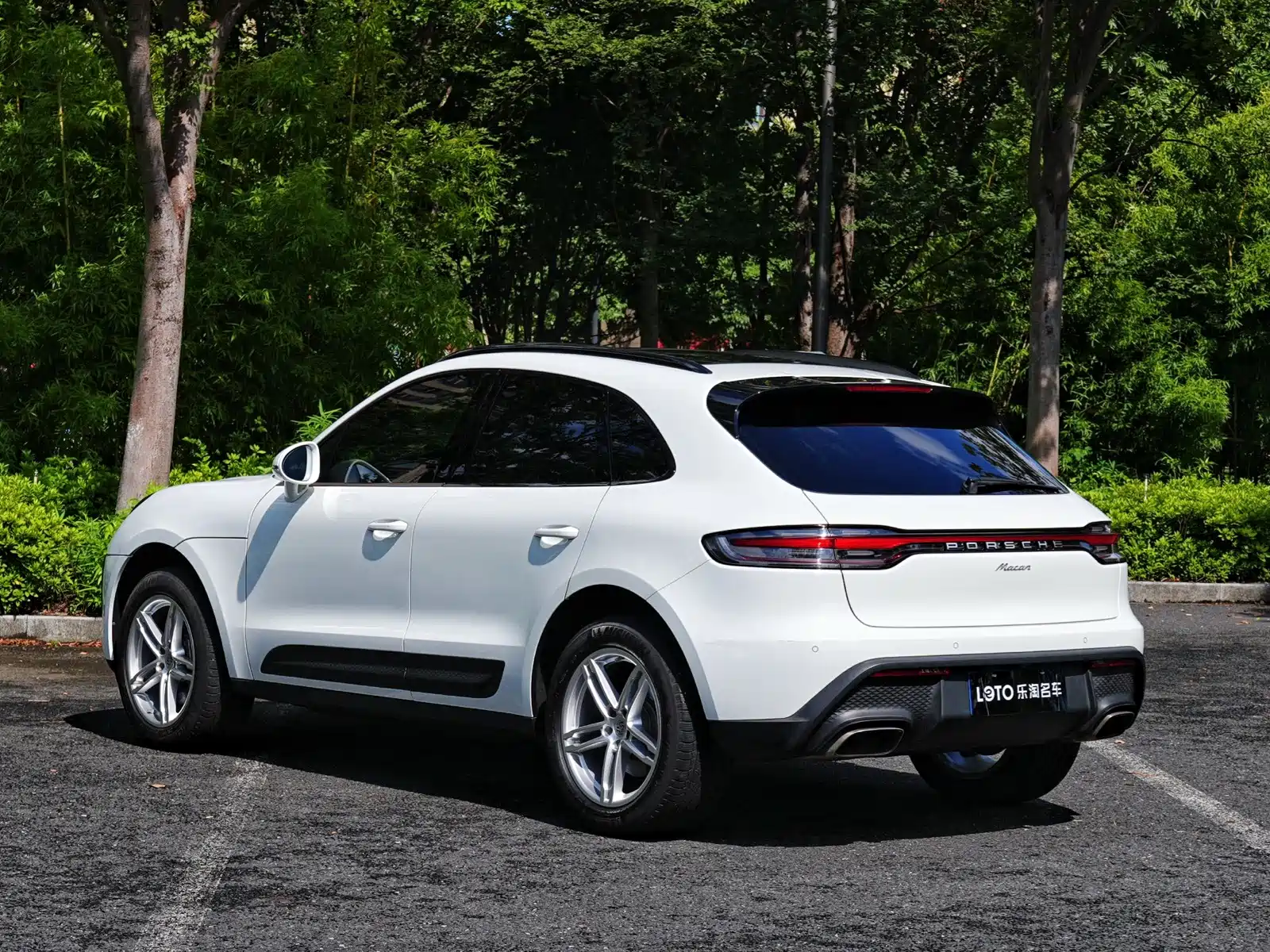 Photo 3 - Porsche Macan
