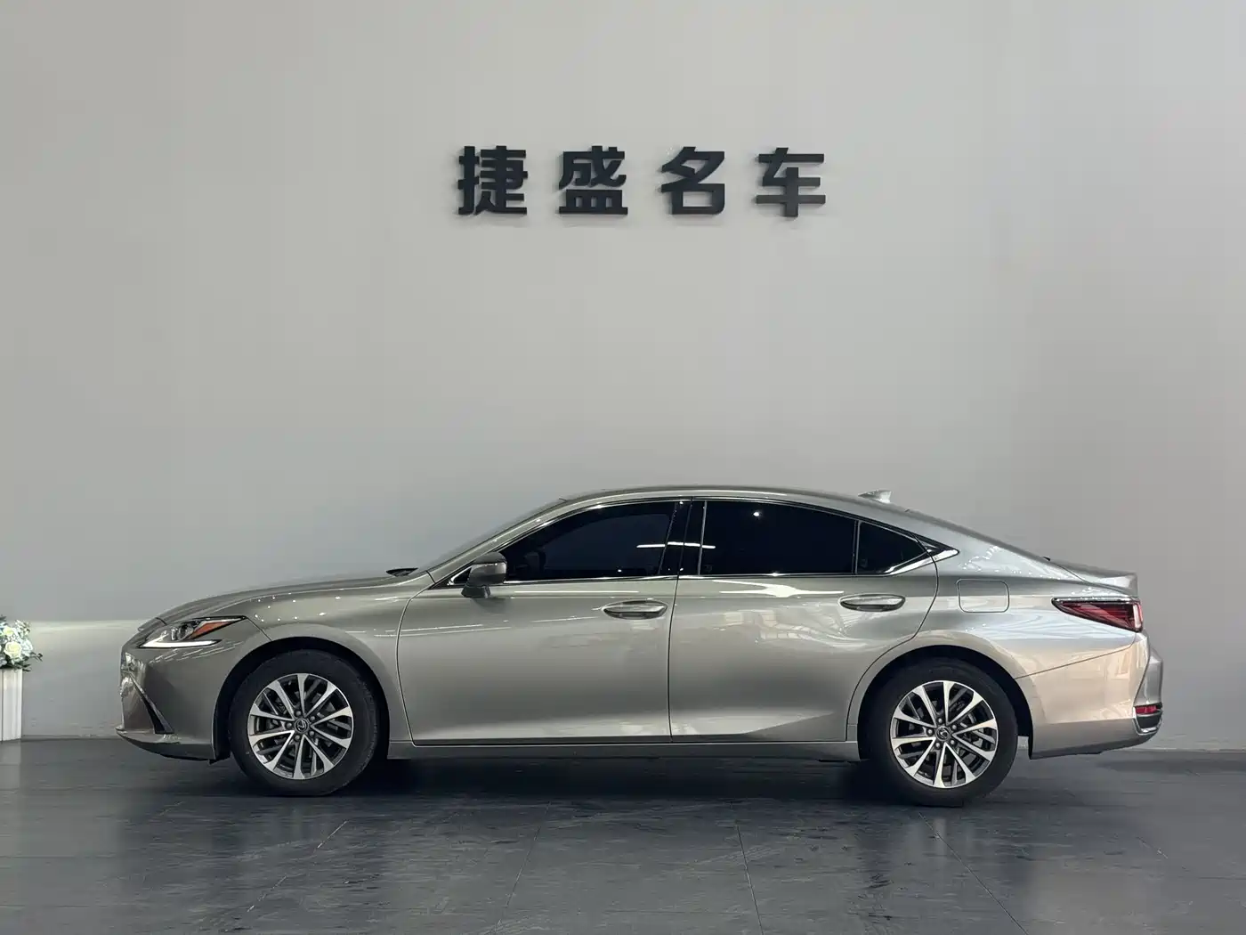 Lexus ES 2022 200 Excellence Edition фото 3