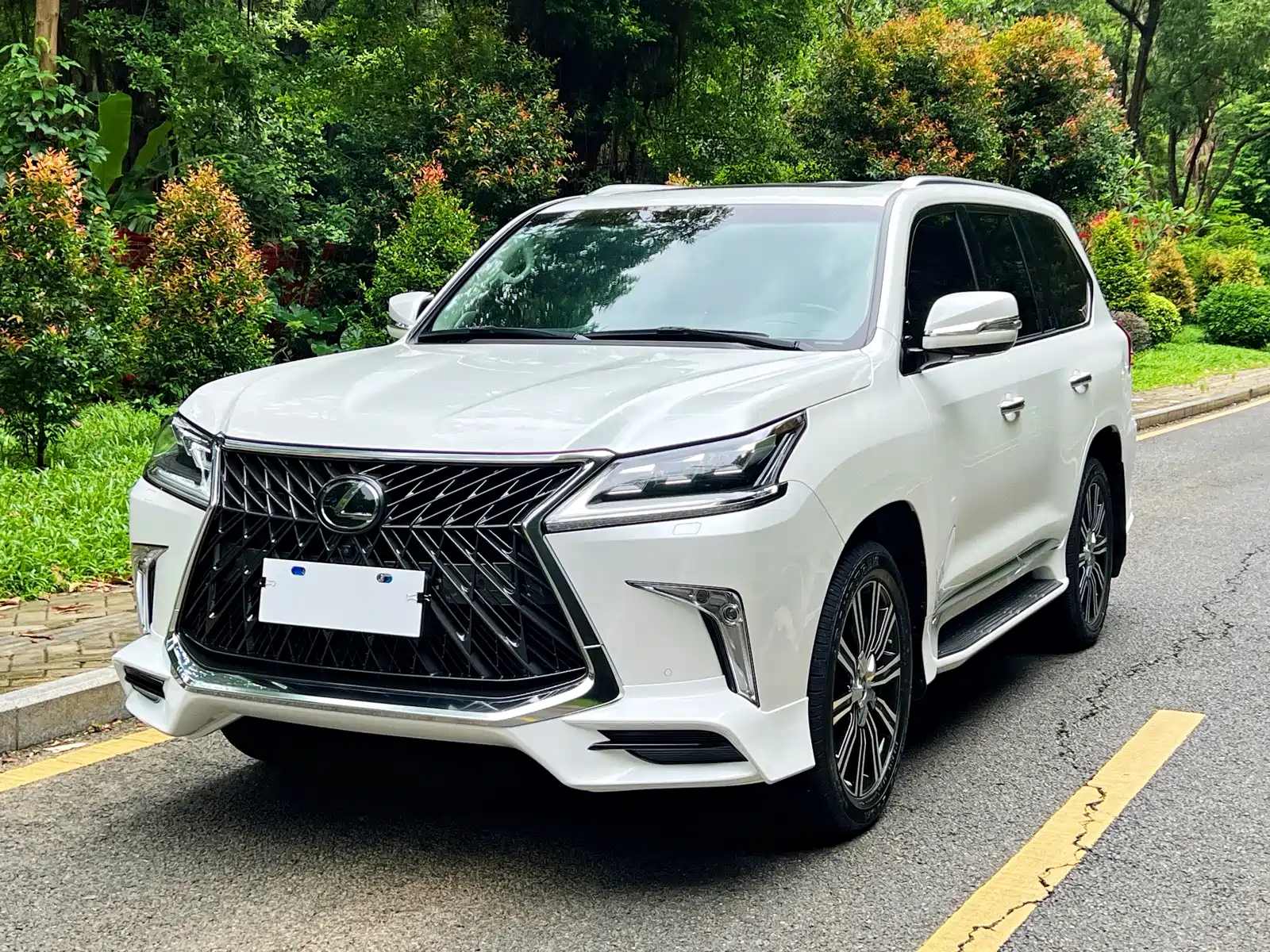 Фото 1 - Lexus LX