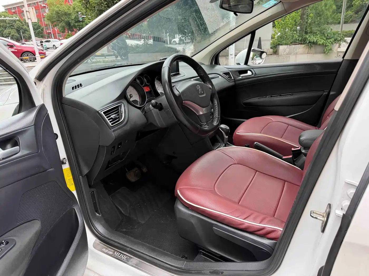 Peugeot 308 2014 Model Joy Edition Classic 1.6L Automatic Superior Style фото 8