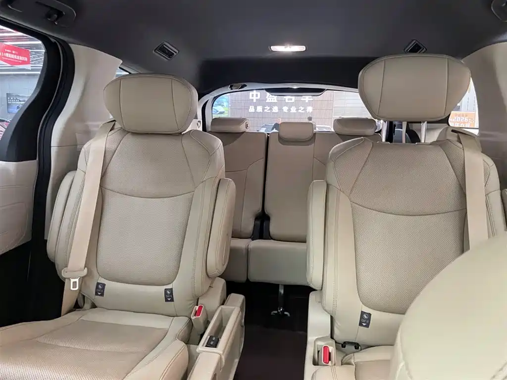 Toyota Sienna 2023 2.5L Hybrid Premium Edition фото 12