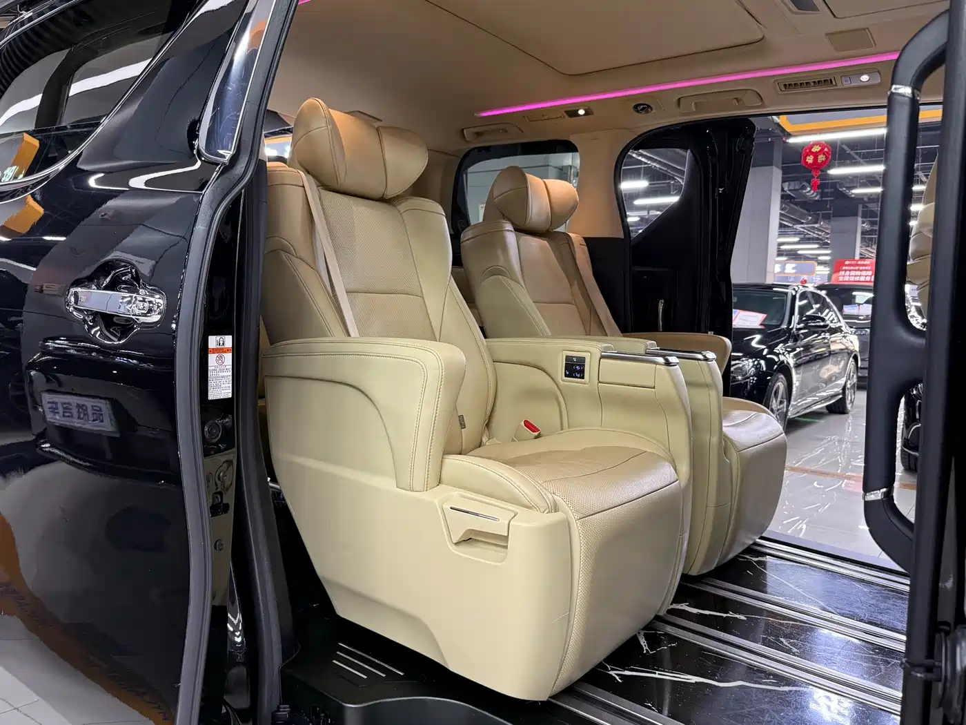 Toyota Alphard 2021 Hybrid 2.5L Luxury фото 16
