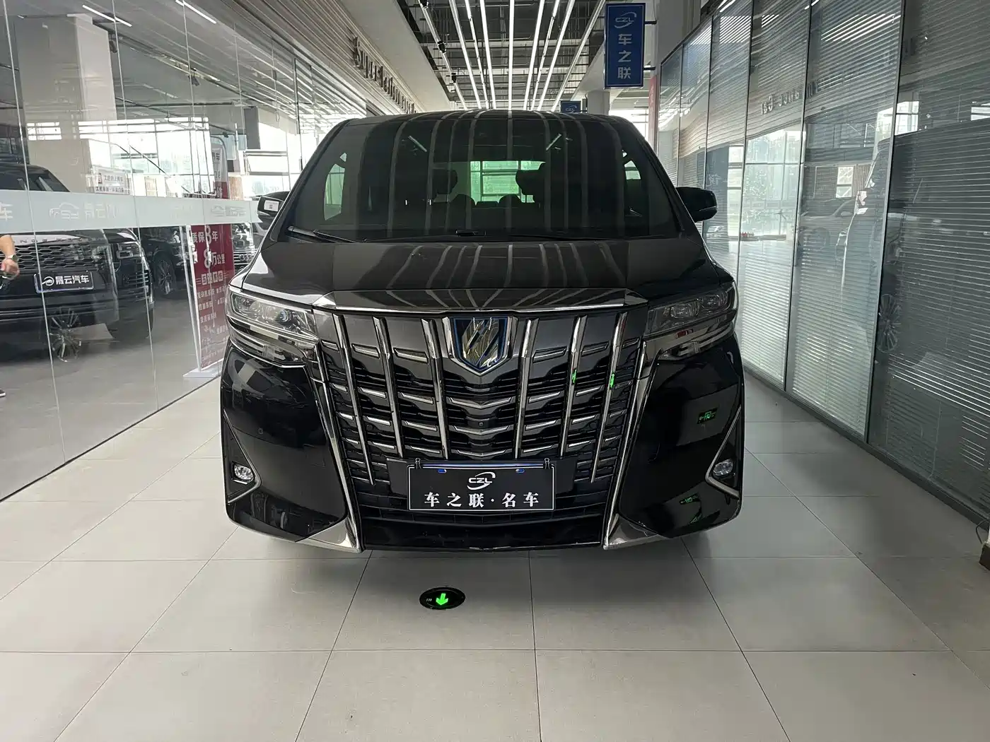 Фото 2 - Toyota Alphard
