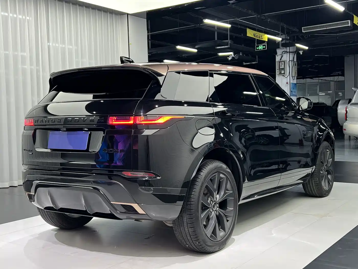 Land Rover Range Rover Evoque 2023 Range Rover Evoque L 249PS Corinthian Bronze Special Edition фото 9