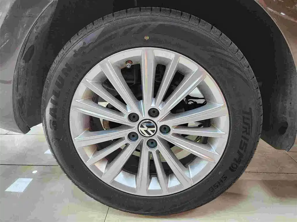 Volkswagen Lavida Tour 2015 1.6L Automatic Comfort Edition фото 18