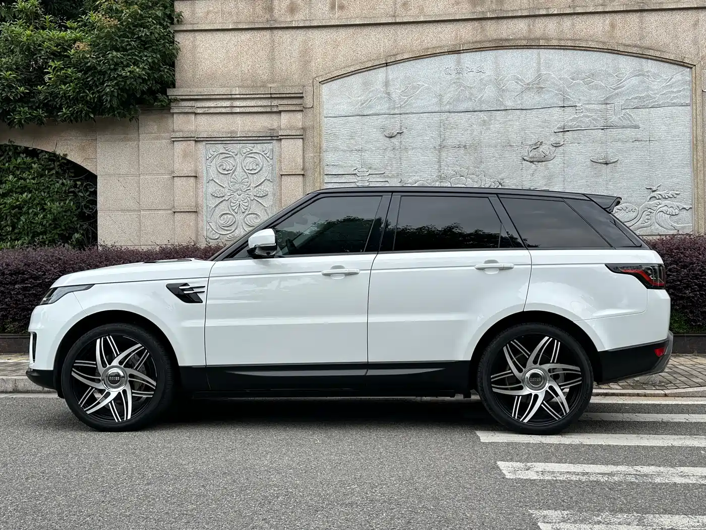 Land Rover Range Rover Sport 2021 3.0 L6 SE фото 3