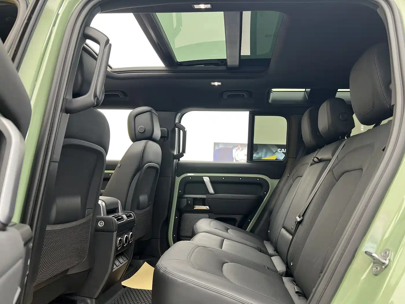 Land Rover Defender 2023 110 3.0T P400 75th Anniversary Legend Edition фото 4