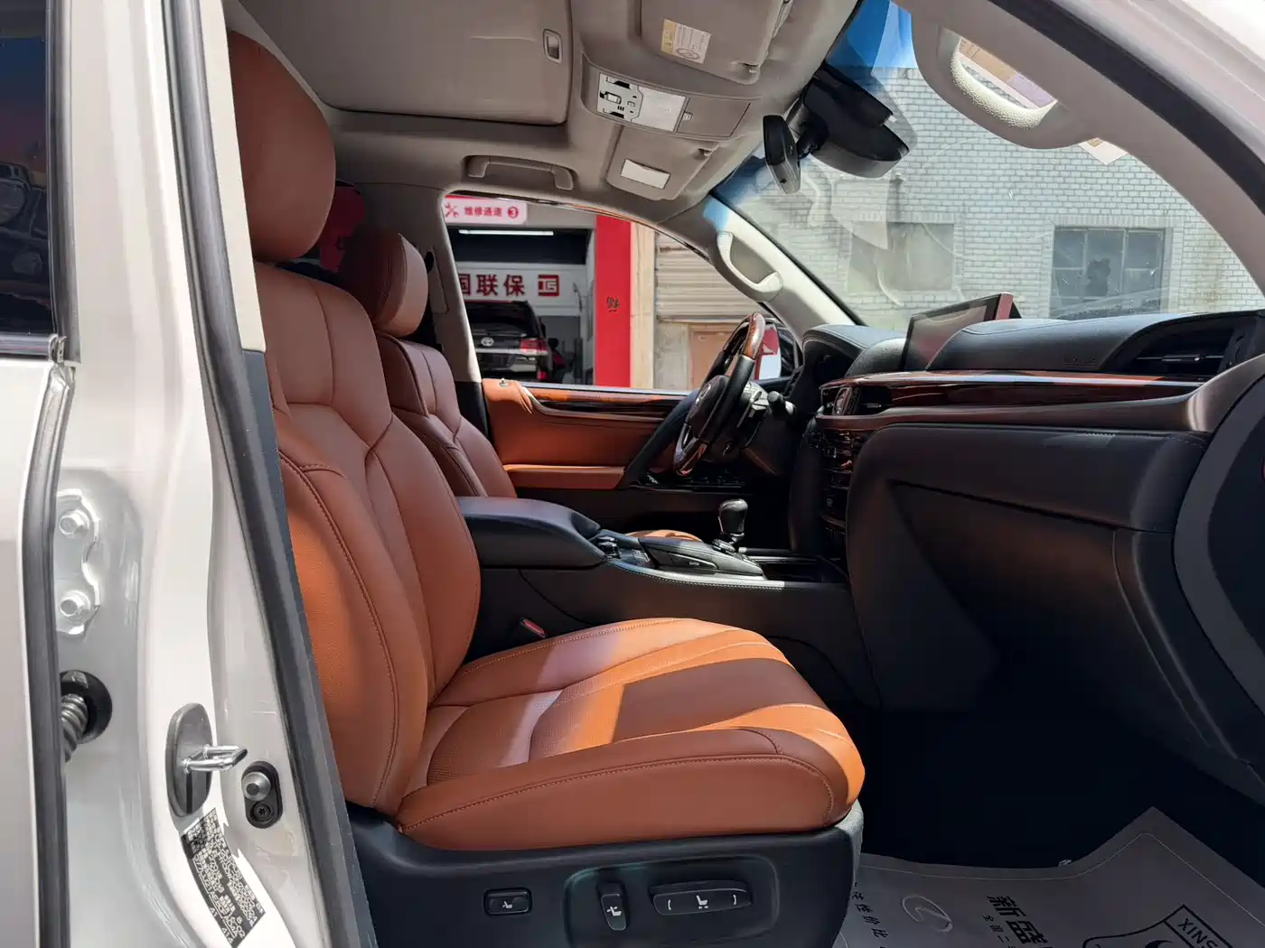 Lexus LX 2016 570 Luxury Premium Edition фото 10