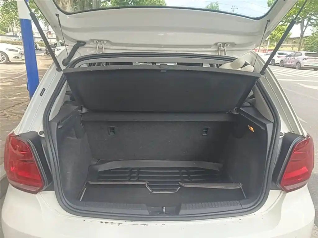 Volkswagen Polo 2016 1.4L Automatic Trend фото 15