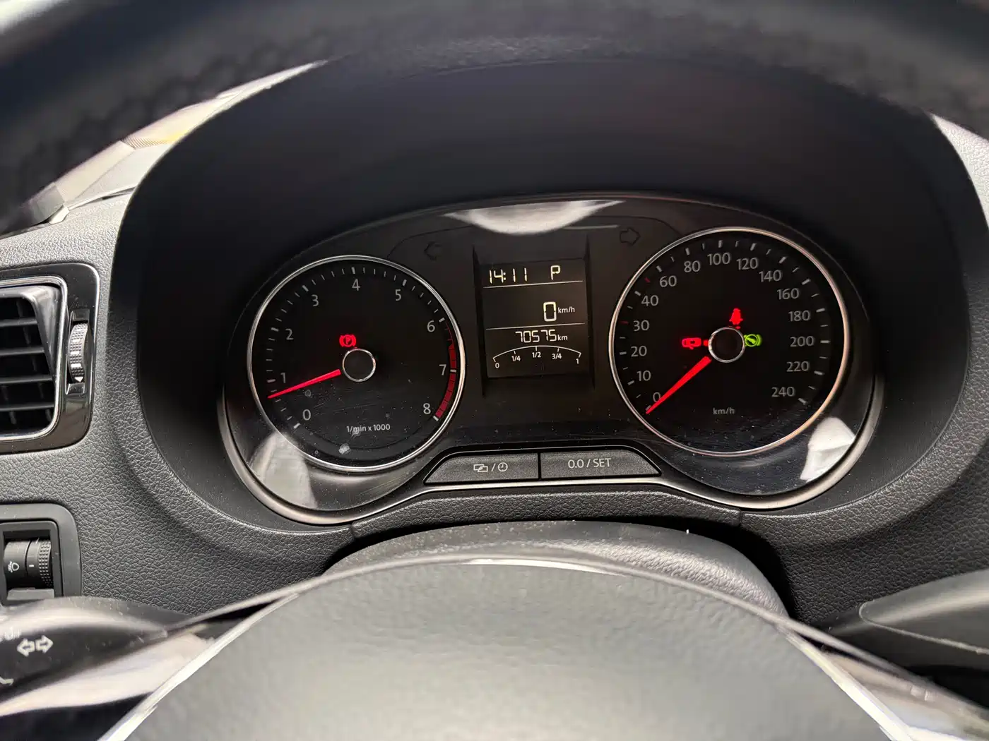 Volkswagen Polo 2014 1.6L Automatic Luxury Edition фото 16