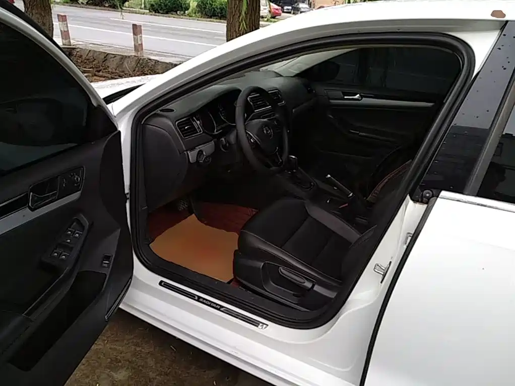 Volkswagen Sagitar 2018 1.6L Automatic Comfort фото 15