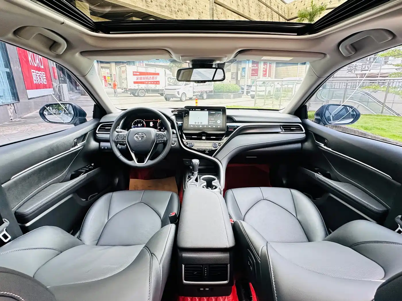 Фото 21 - Toyota Camry