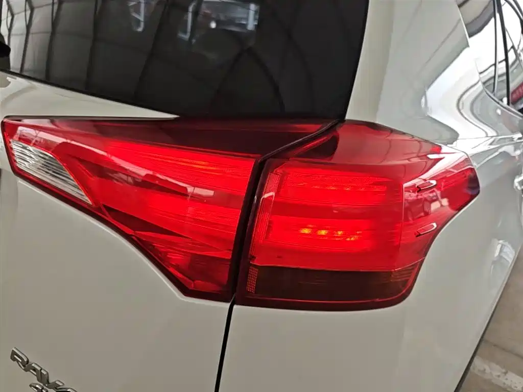 Toyota RAV4 Rongfang 2015 2.5L Automatic 4WD Elite Edition фото 8