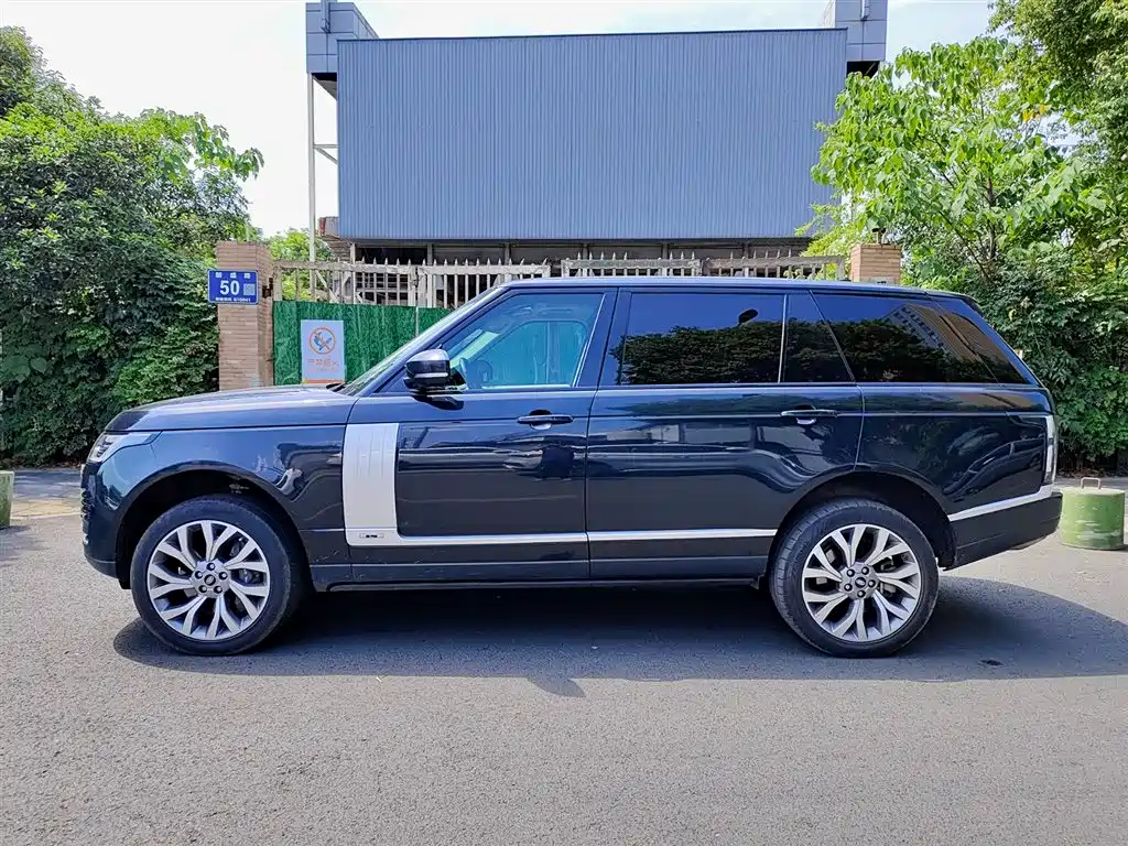Land Rover Range Rover 2021 3.0 L6 Heritage Extended Classic Edition фото 3
