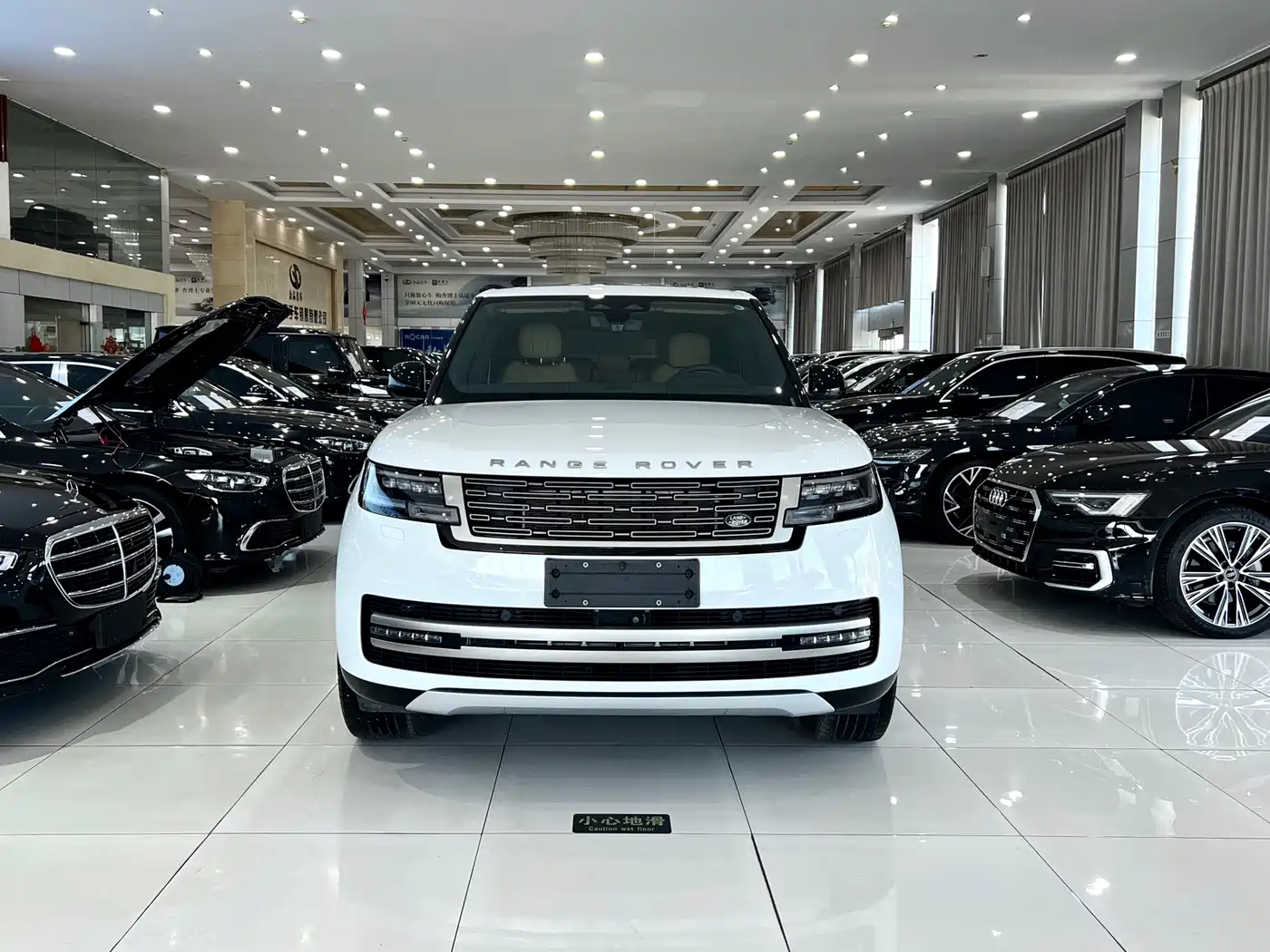 Land Rover Range Rover 2024 3.0 L6 400PS Golden Age Extended 7-Seater фото 3