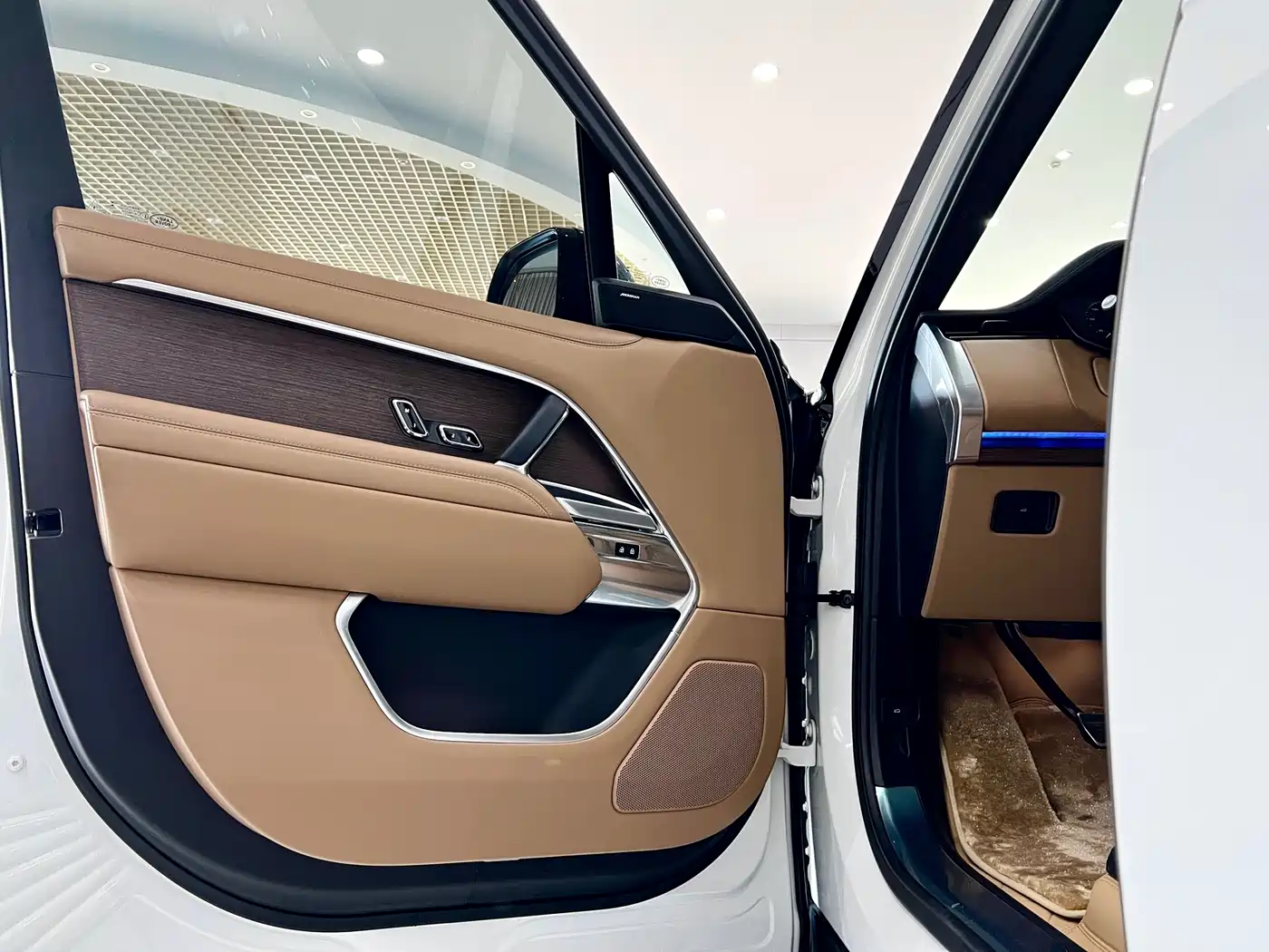 Land Rover Range Rover 2024 3.0 L6 400PS Golden Age Extended 7-Seater фото 22