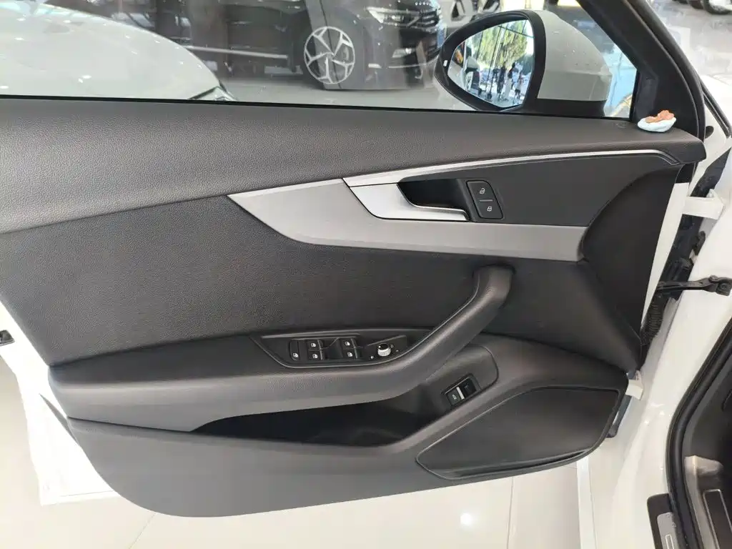 Фото 7 - Audi A4L
