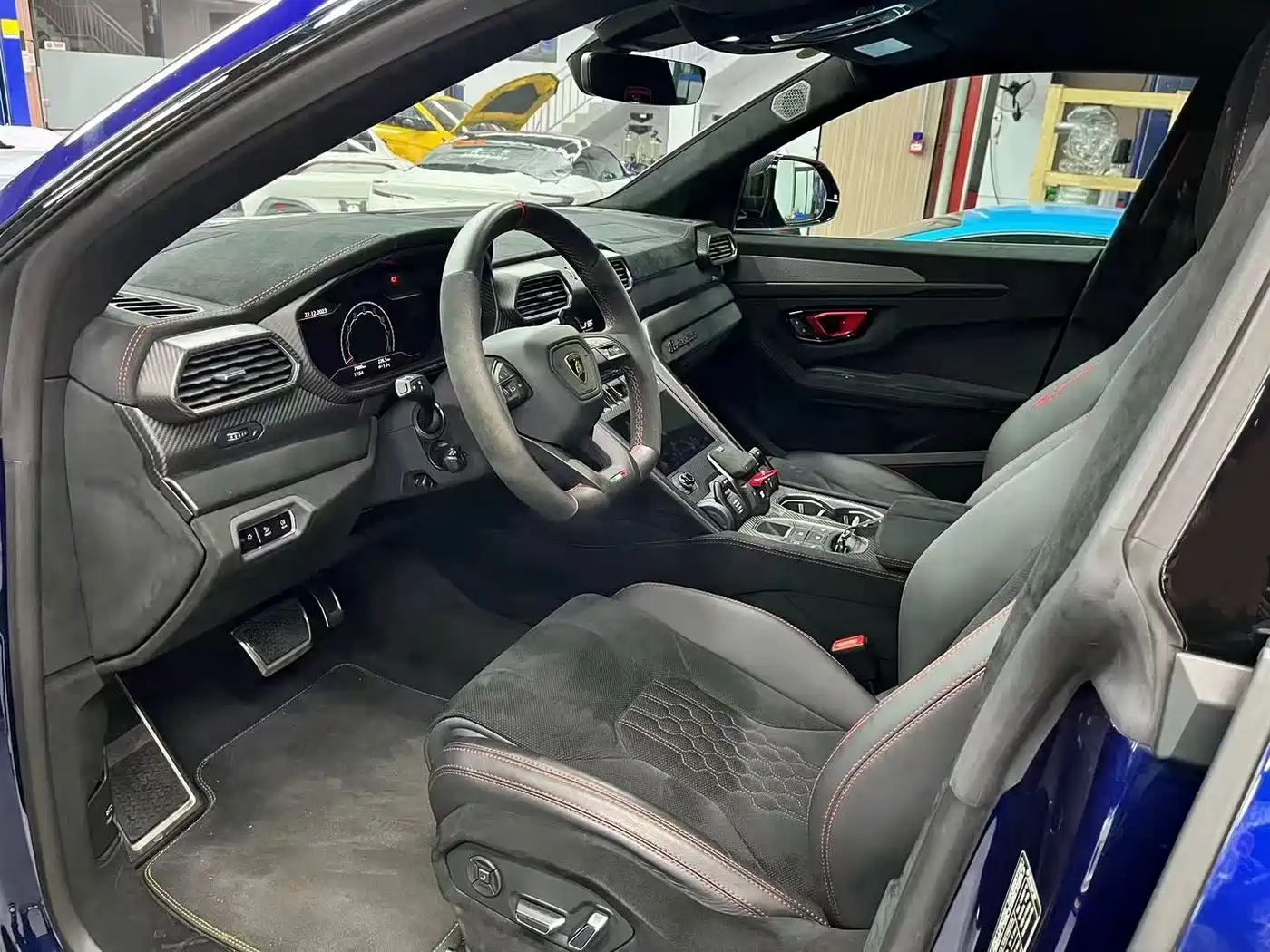 LAMBORGHINI URUS