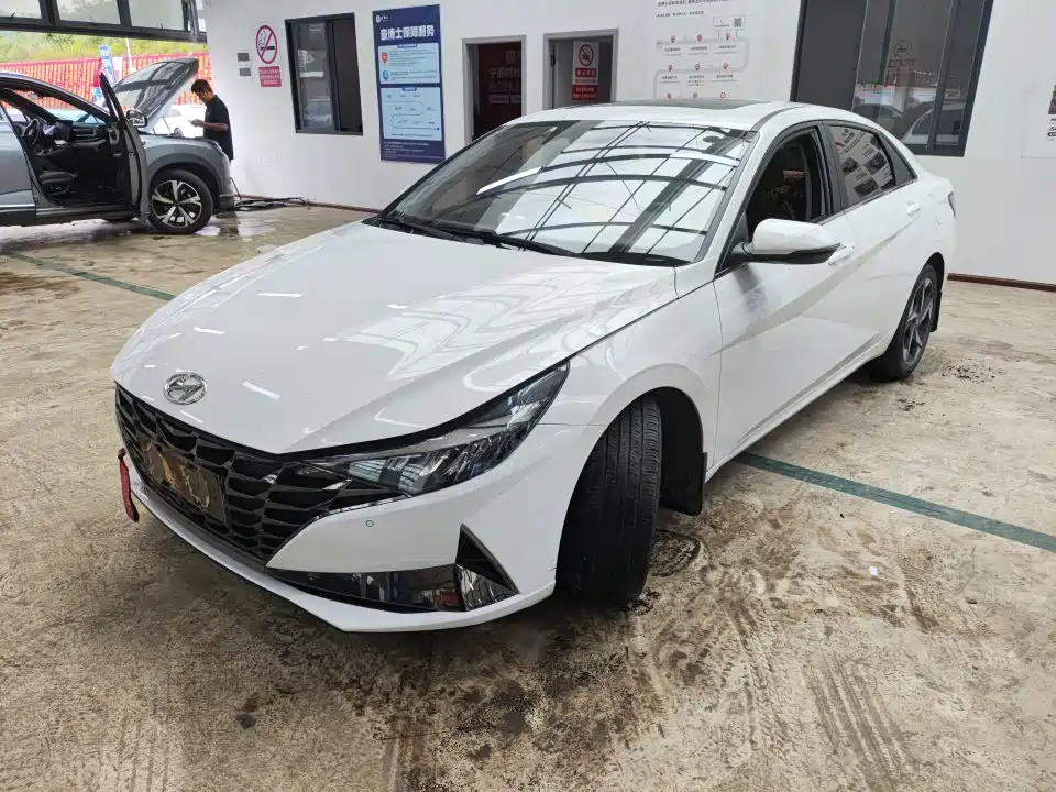 Hyundai Elantra 2021 1.5L CVT LUX Premium Edition