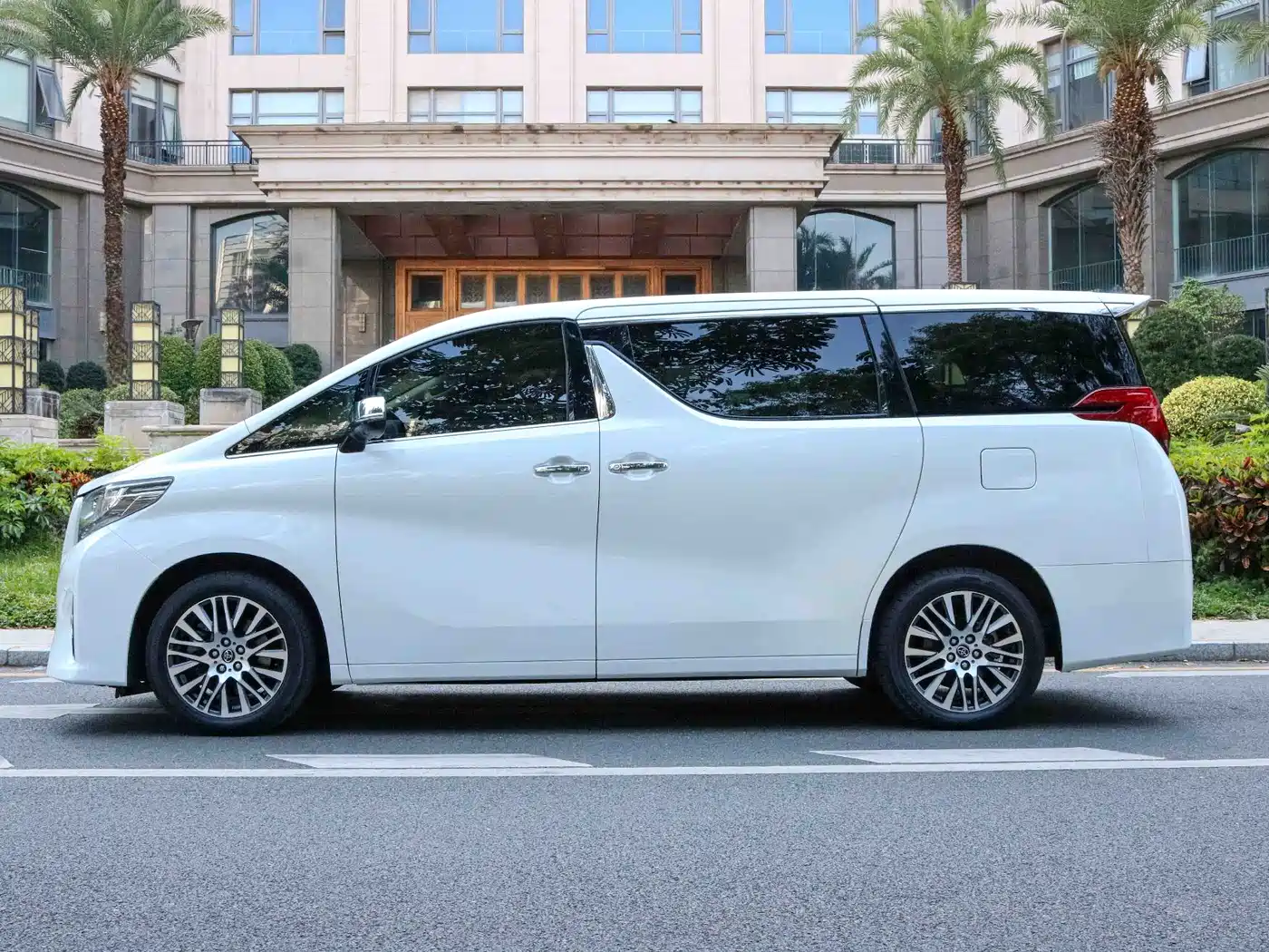 Toyota Alphard 2018 3.5L Premium фото 13