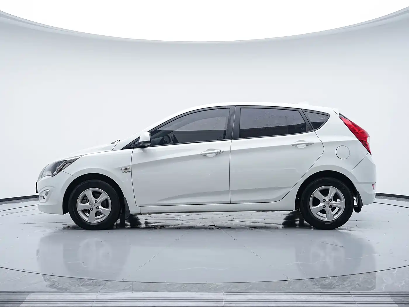 Hyundai Reina 2014 Model 1.4L Automatic GLX фото 5