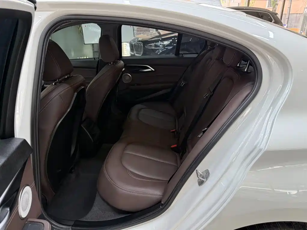 BMW 1 Series 2022 120i M Sport Shadow Edition фото 18