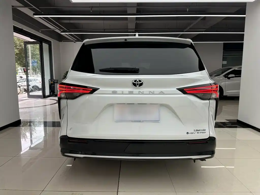 Фото 11 - Toyota Sienna