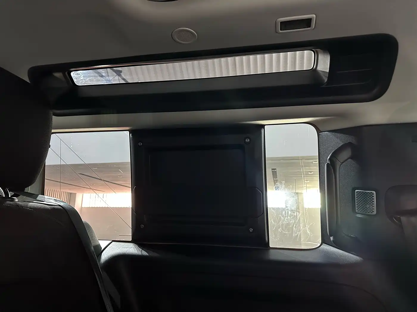 Land Rover Defender 2023 Model 90 3.0T P400 XS фото 14