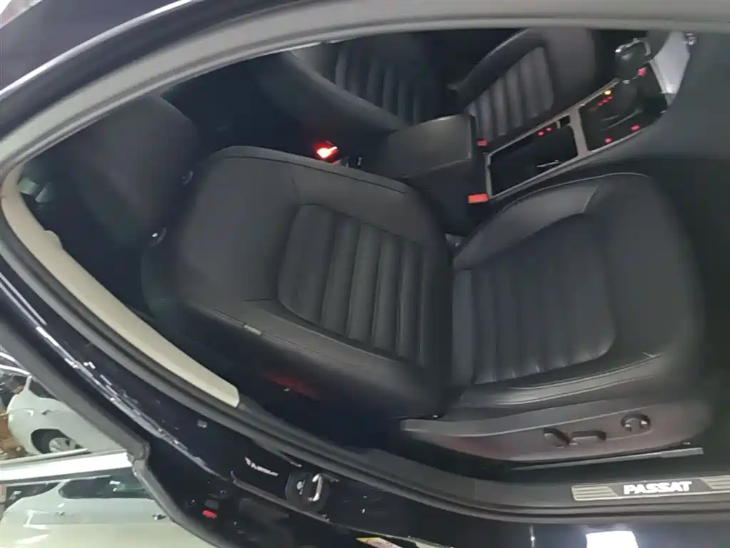 Volkswagen Passat 2015 1.8TSI DSG Prestige Edition фото 25