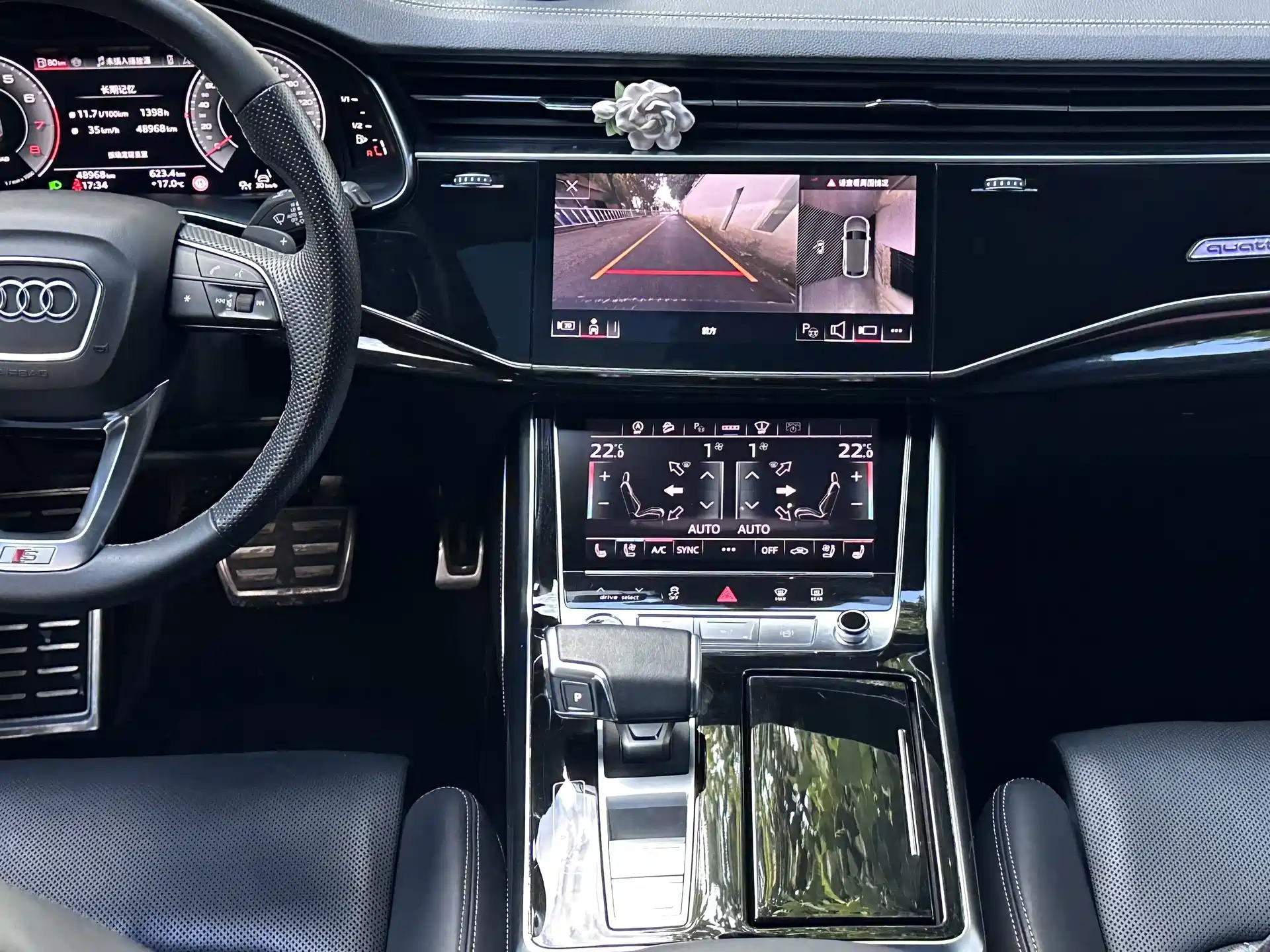Photo 12 - Audi Q8