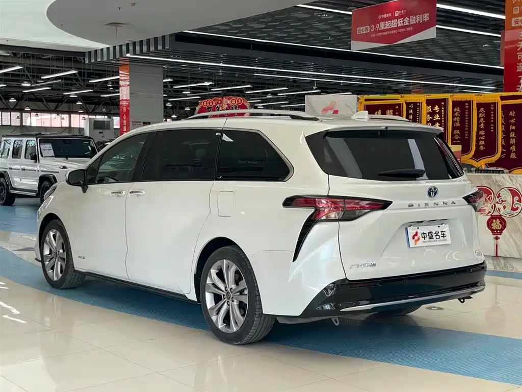 Toyota Sienna 2023 2.5L Hybrid Premium Edition фото 5