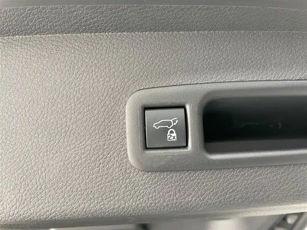 Toyota Sienna 2023 2.5L Hybrid Premium Edition фото 31