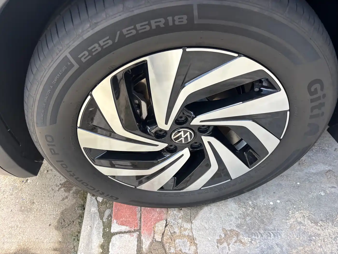 Volkswagen Tiguan L 2024 Outstanding 330TSI Auto 2WD R-Line Dragon Glory Edition фото 3