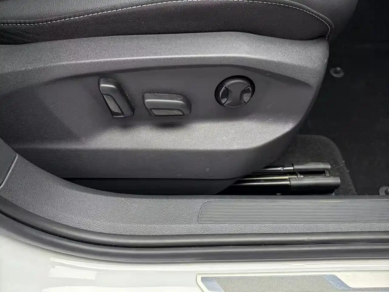 VOLKSWAGEN T-ROC EXPLORING SONGS