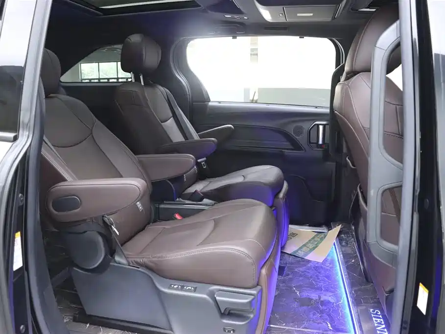 Toyota Sienna 2021 2.5L Hybrid Platinum Edition фото 16