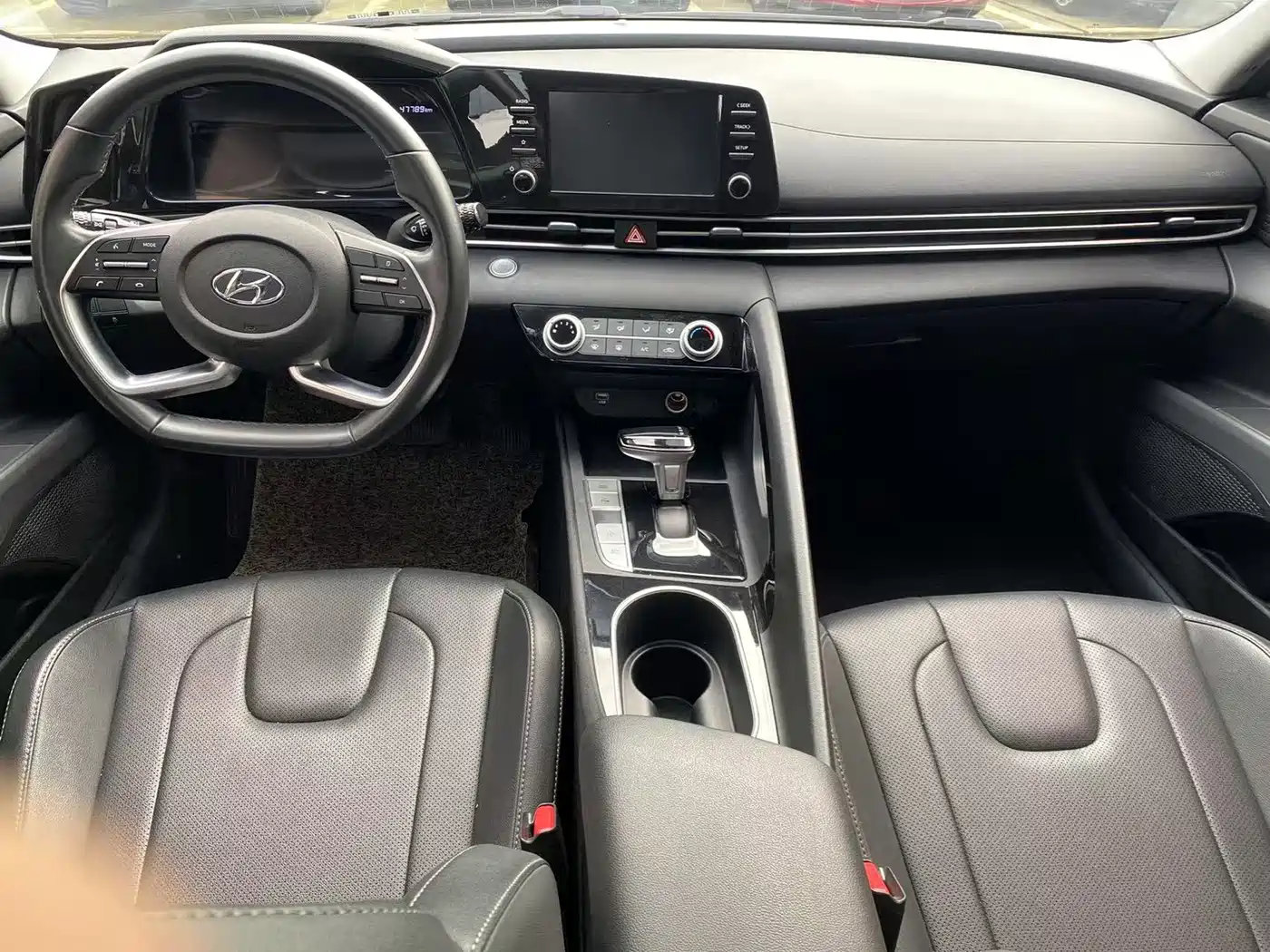 Photo 12 - Hyundai Elantra
