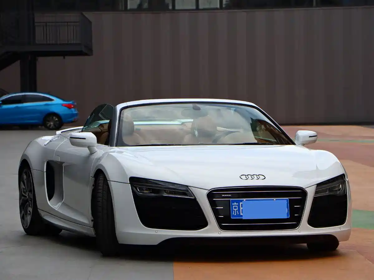 AUDI R8