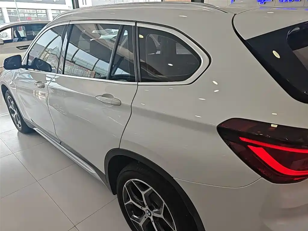 BMW X1 2018 sDrive18Li Premium Model фото 5