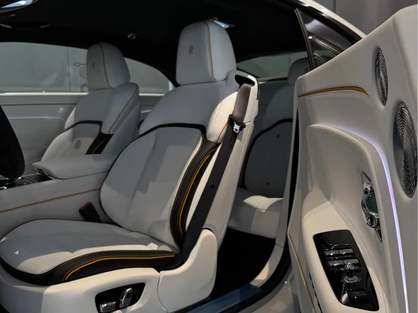 Rolls-Royce Spectre фото 8