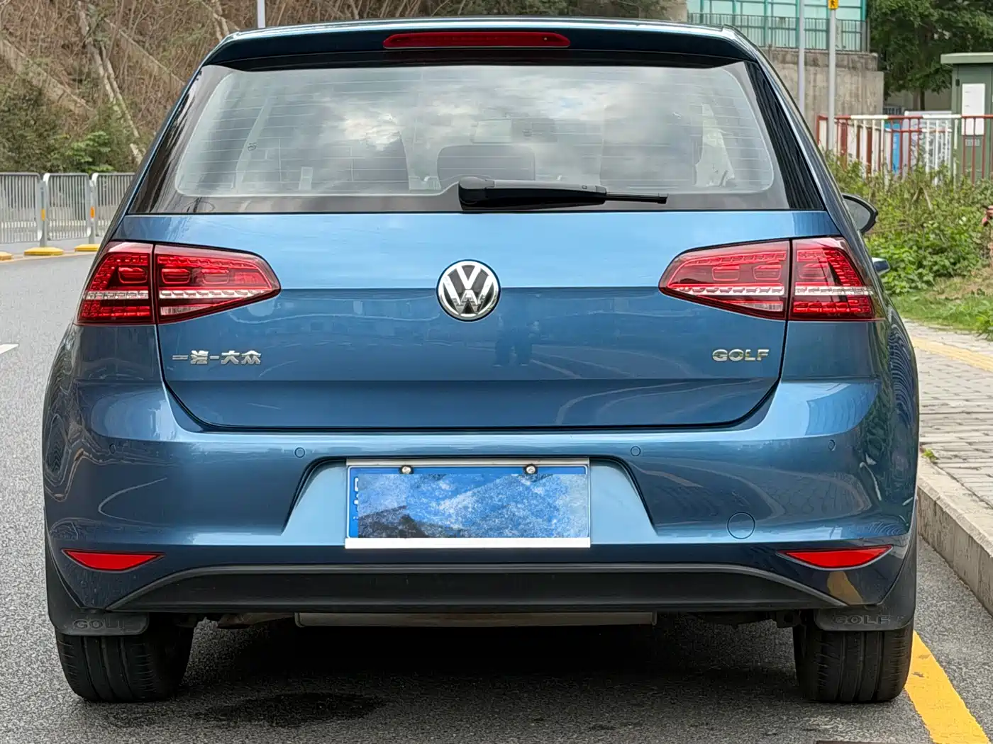 Volkswagen Golf 2017 1.6L Auto Comfort Millionth Edition фото 3