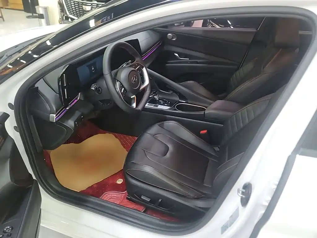 Photo 15 - Hyundai Elantra