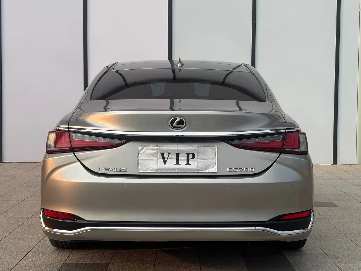 Photo 5 - Lexus ES