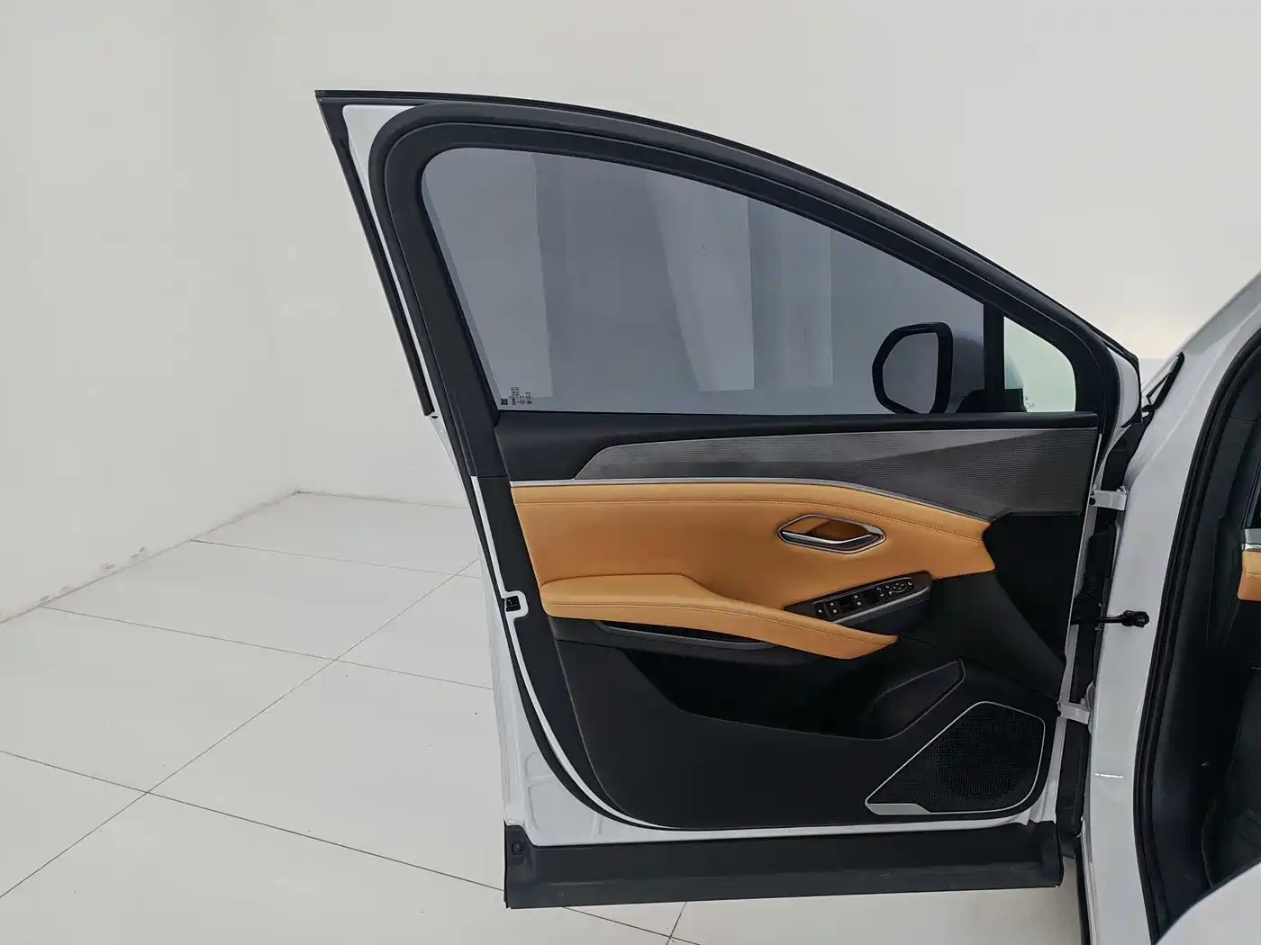 BYD Song L DM-i 2024 112km Leading Edition фото 9