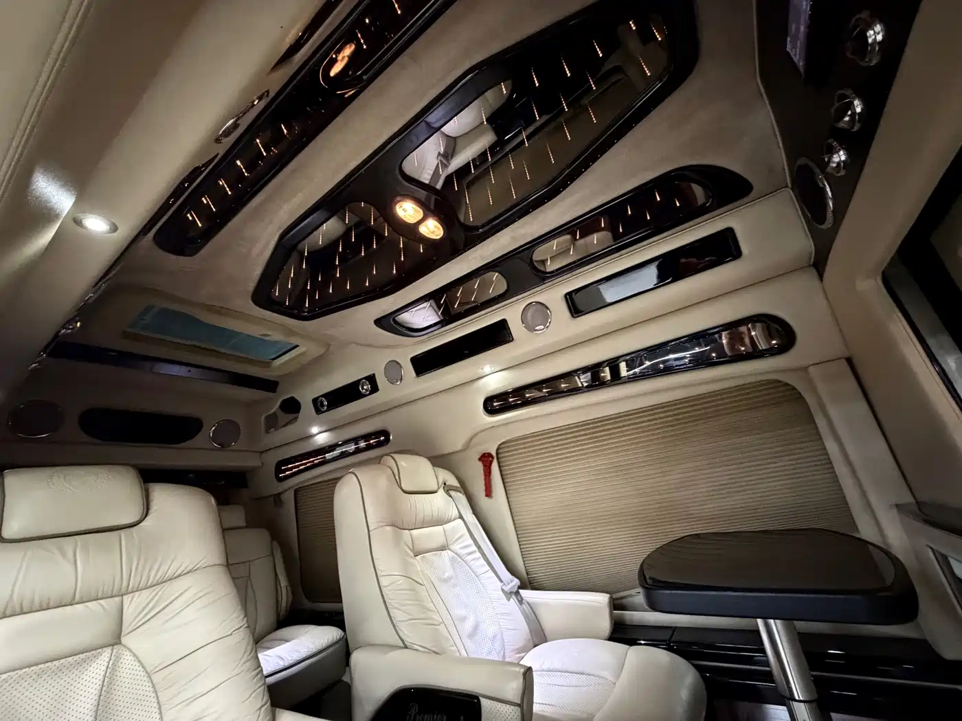 GMC Savana 2013 6.0L Luxury Privacy Screen 7-Seater фото 14