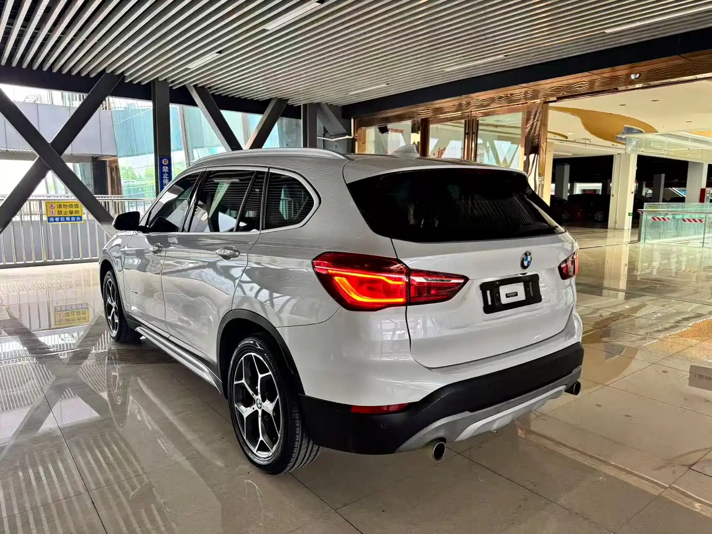 BMW X1 2018 xDrive20Li Premium Model фото 4