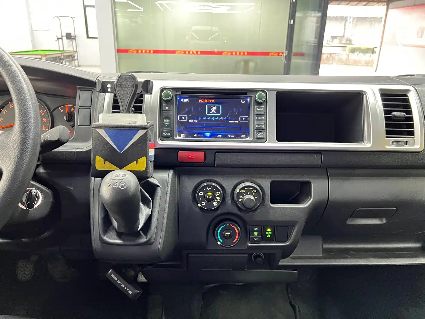 Toyota HIACE 2011 2.7L Manual Standard 10-seater фото 12
