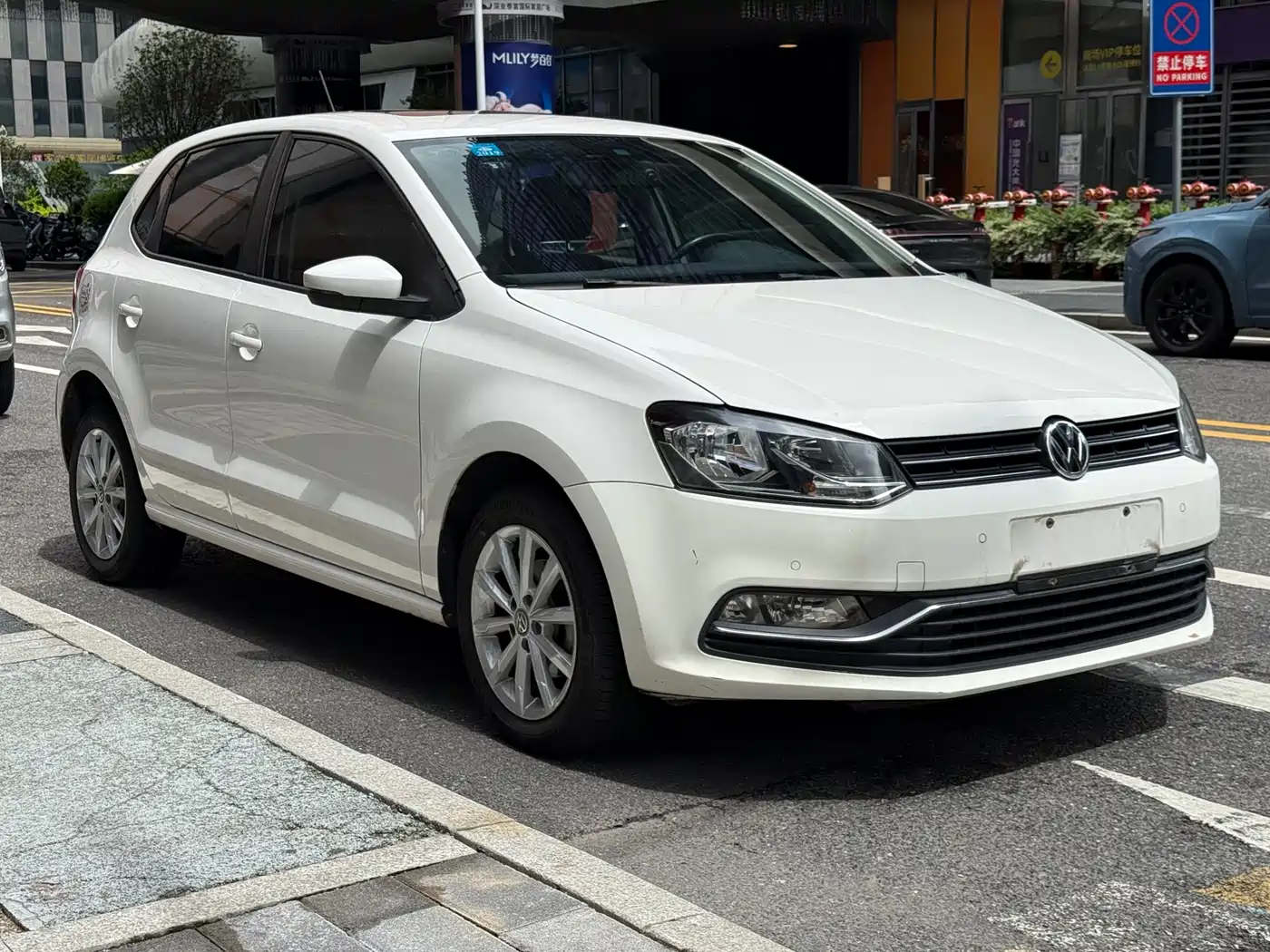 Volkswagen Polo 2014 1.6L Automatic Luxury Edition фото 3