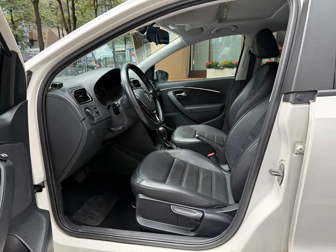 Volkswagen Polo 2014 1.6L Automatic Luxury Edition фото 8
