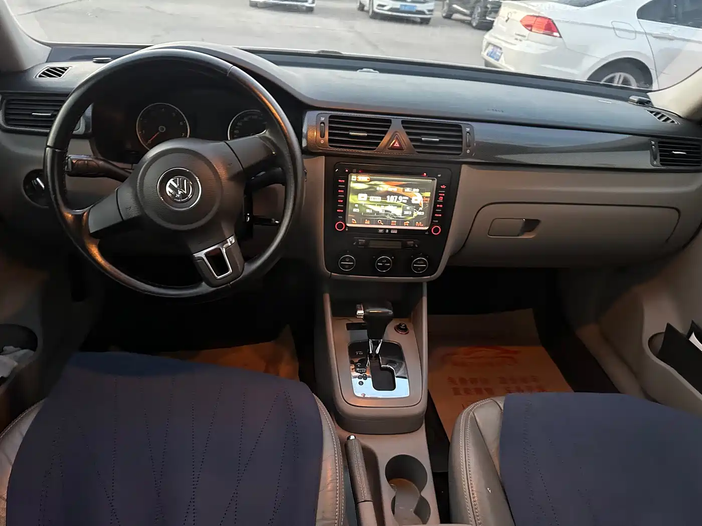 Volkswagen Bora 2011 1.6L Automatic Luxury фото 4